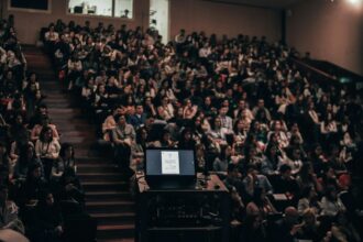 Why Public Lectures Still Draw a Crowd