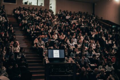 Why Public Lectures Still Draw a Crowd